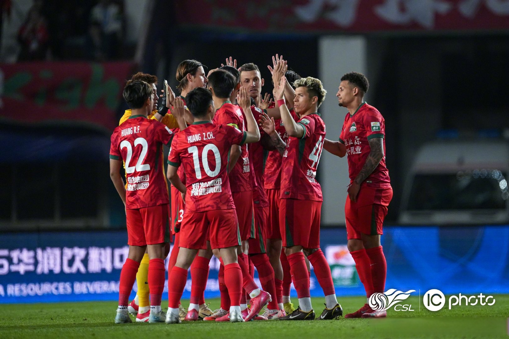 欧冠赛前再迎强敌，新疆广汇豪取连胜，主帅态度：赛场秩序良好，更衣室氛围转暖的简单介绍