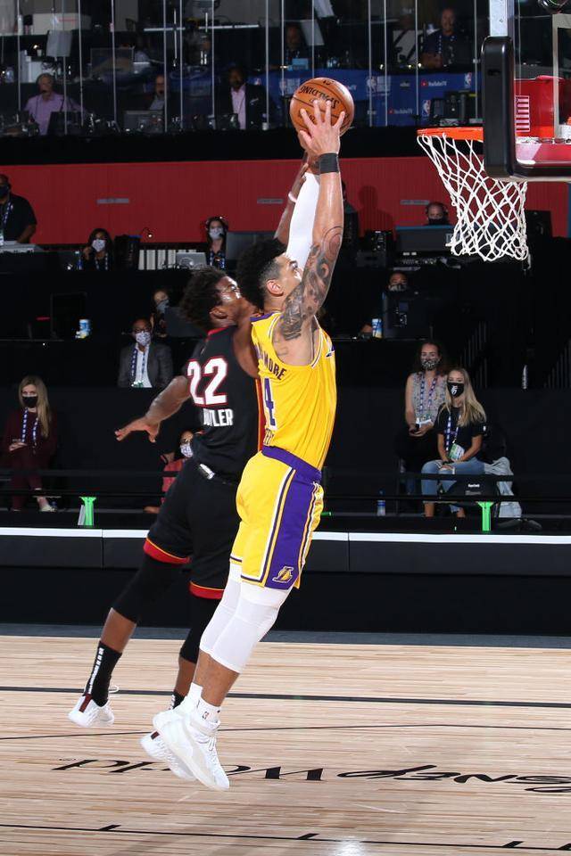 包含西亚卡姆赛事官方发布突破纪录新规洛杉矶湖人关键时刻远射贴柱，媒体一致点评：今晨山东泰山备战亚冠的词条